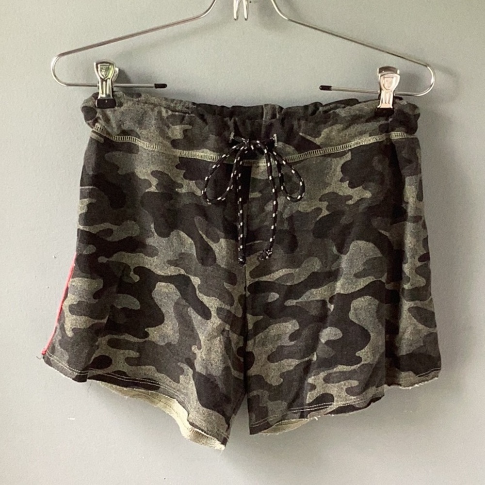 SUNDRY Camo Drawstring Shorts Size 1